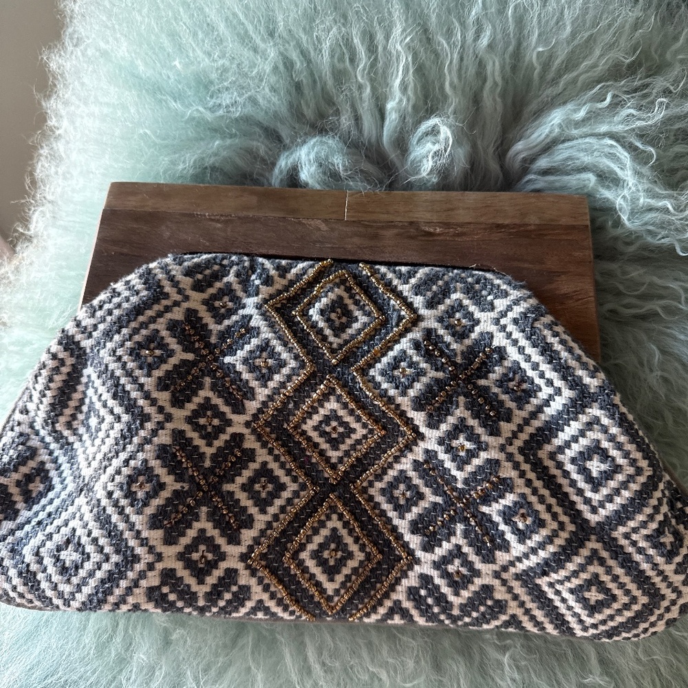 Versatile summer clutch